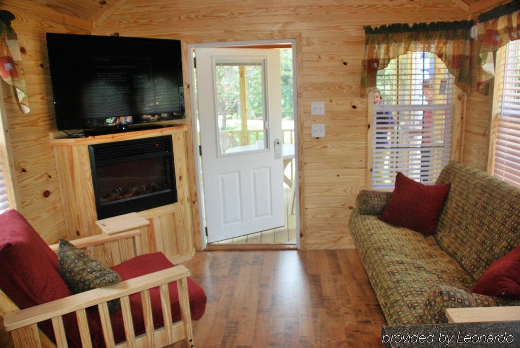 Rustic Creek Ranch Resort At North Jellystone Park Burleson Exterior foto