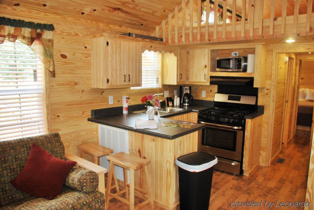 Rustic Creek Ranch Resort At North Jellystone Park Burleson Exterior foto