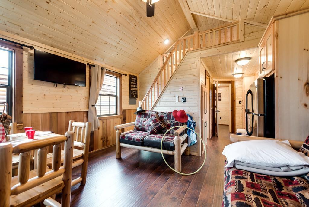 Rustic Creek Ranch Resort At North Jellystone Park Burleson Exterior foto