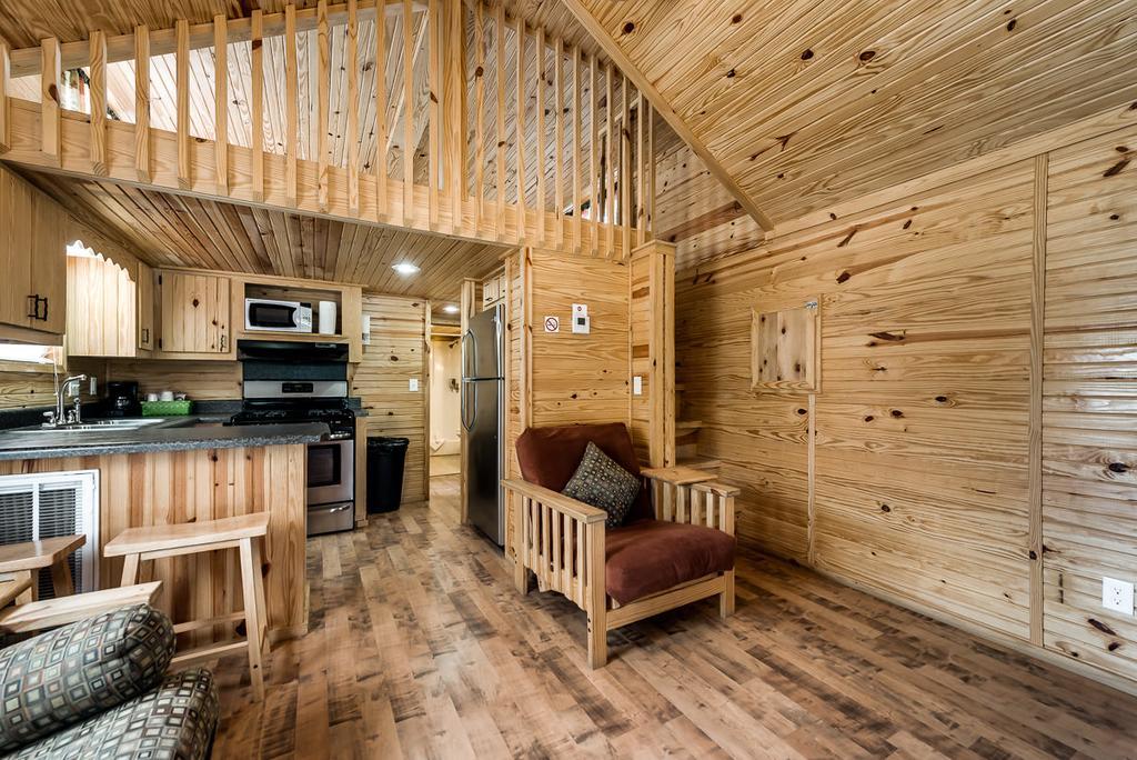 Rustic Creek Ranch Resort At North Jellystone Park Burleson Habitación foto