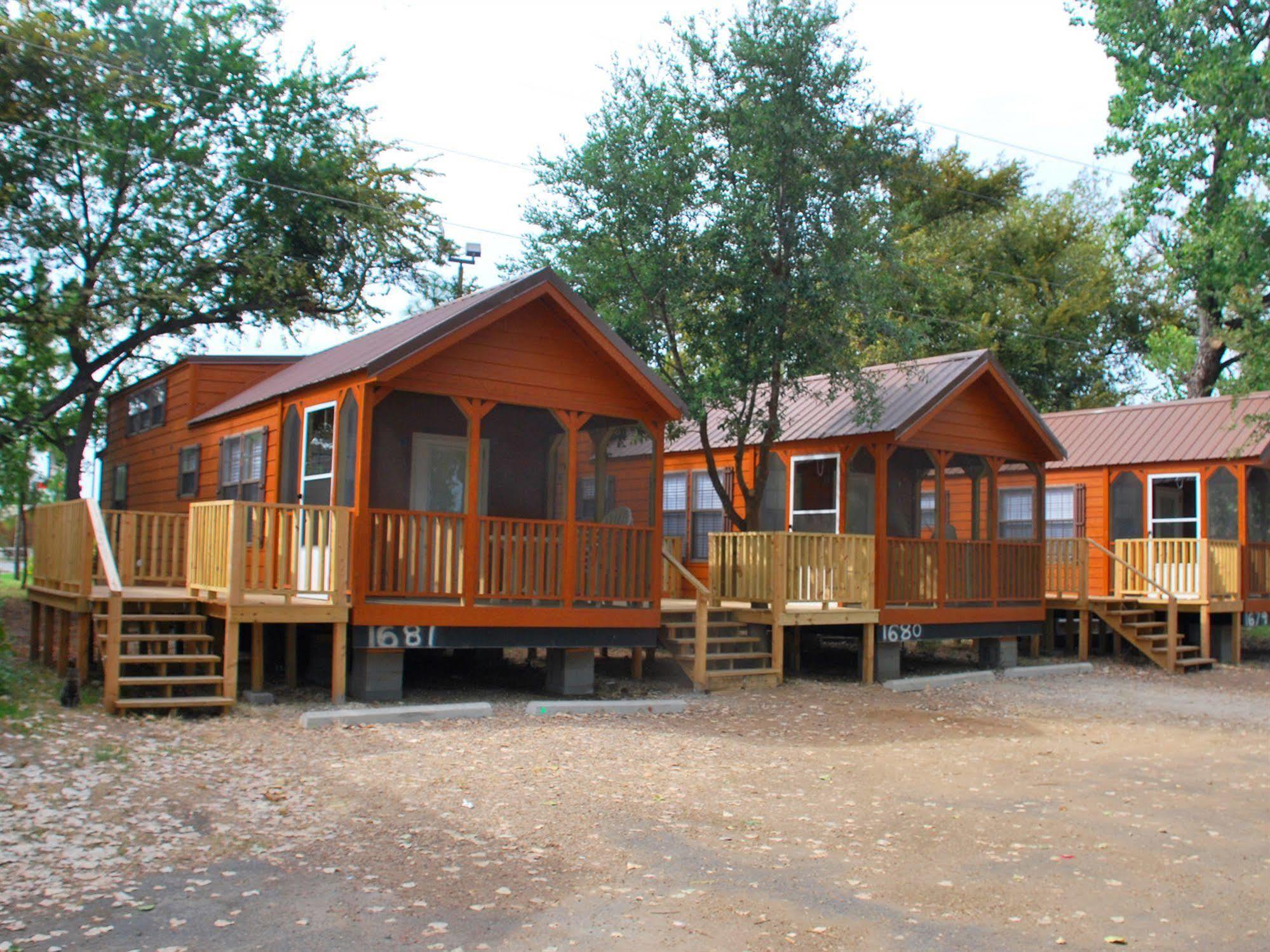 Rustic Creek Ranch Resort At North Jellystone Park Burleson Exterior foto