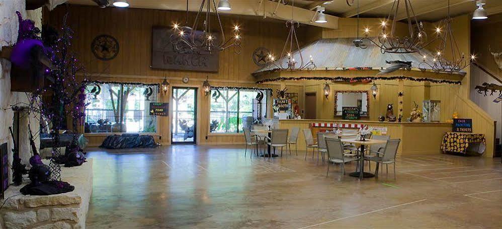 Rustic Creek Ranch Resort At North Jellystone Park Burleson Exterior foto